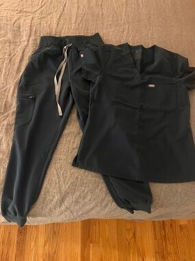 Figs Women’s Dark Harbor scrub set